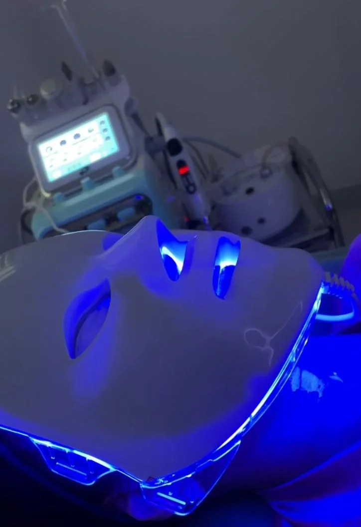Máscara LED utilizada como apoyo en un procedimiento facial